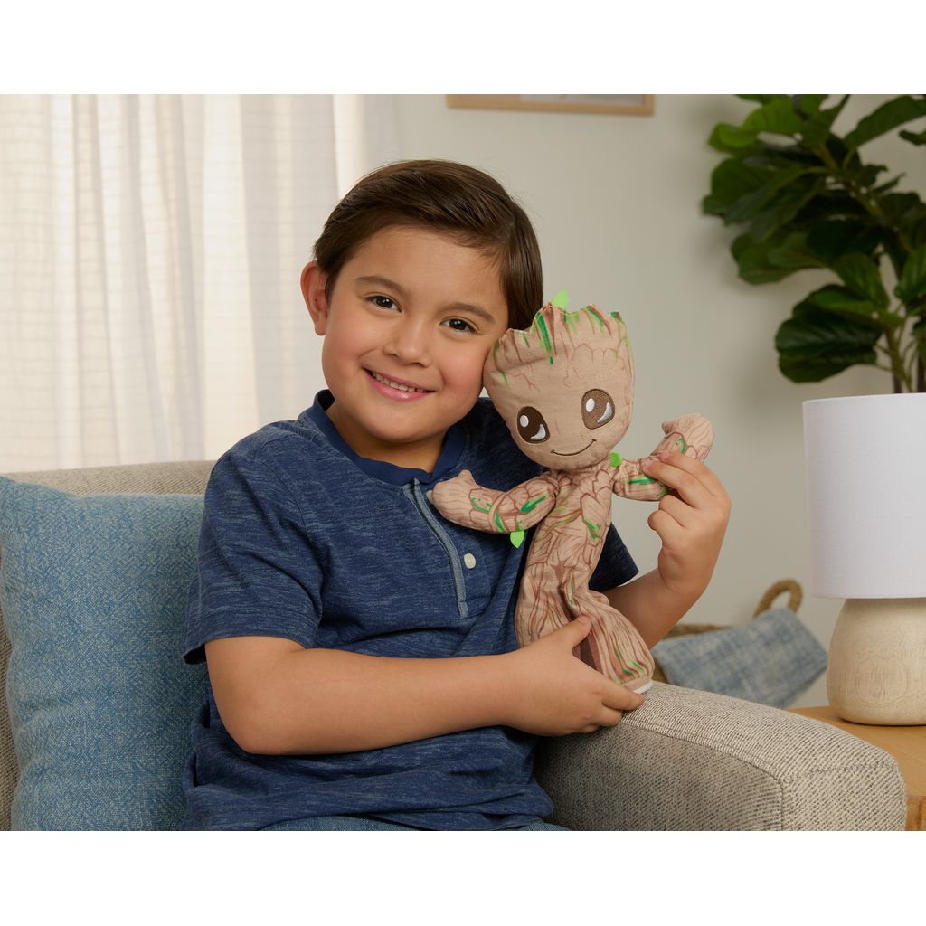 MARVEL DELUXE DANSANDE GROOT Mjukisdjur